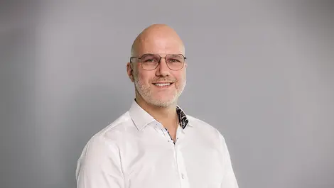 Fabrice headshot(2)